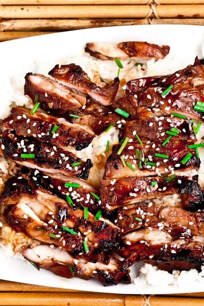 Ant grotelių kepta Teriyaki vištiena ant ryžių