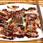 ant grotelių kepta teriyaki vištiena lėkštėje