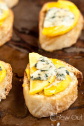 peach gorgonzola crostini