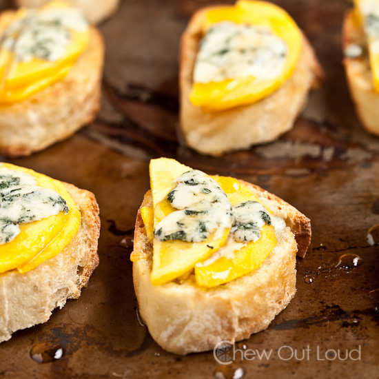 peach gorgonzola crostini