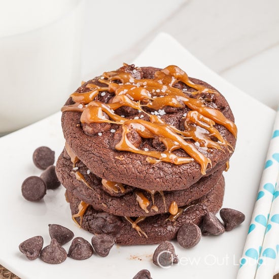 Chocolate cookies with salted caramel