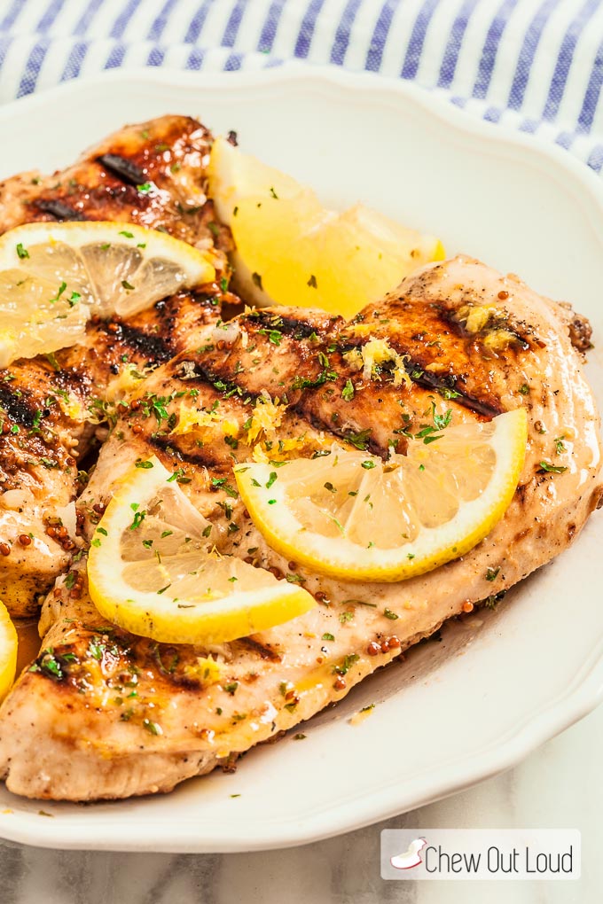 lemon grilled chicken with lemon slices