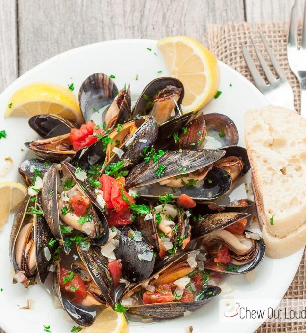 Mussels with Lemon and Bread