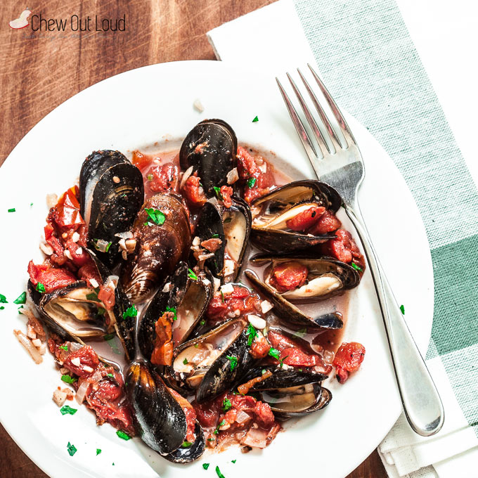 healthy mussels with garlic and tomatoes on plate