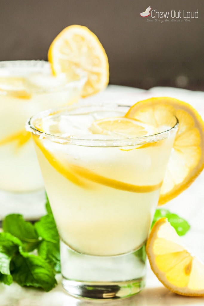 lemonade margarita with lemon slices