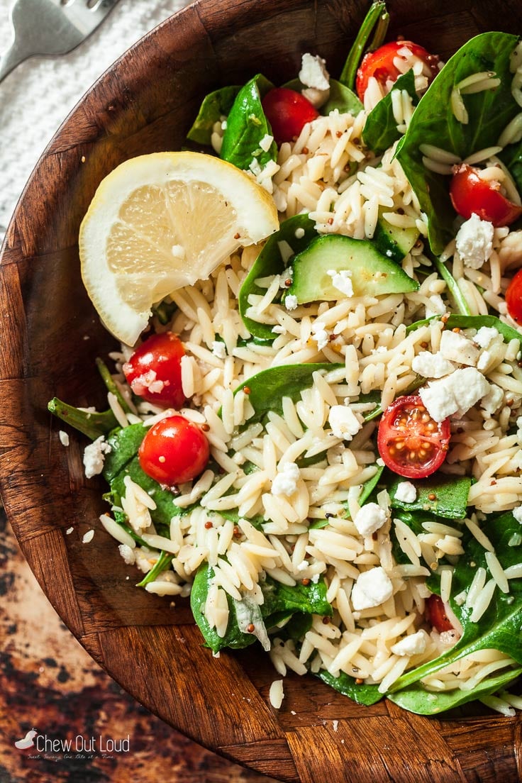 lemon spinach orzo salad with in a bowl