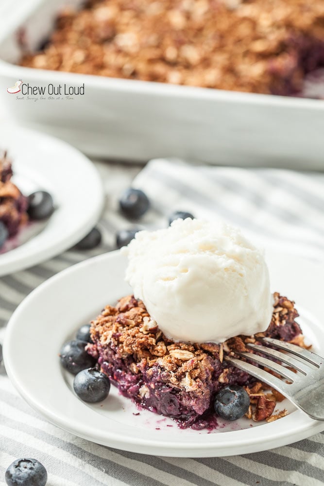 healthy blueberry crumble with ice cream or frozen yogurt