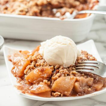 apple crisp with ice cream