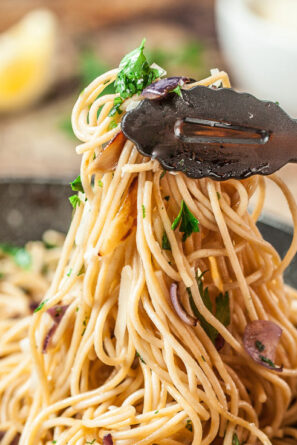 spaghetti alio e oglio in a dish