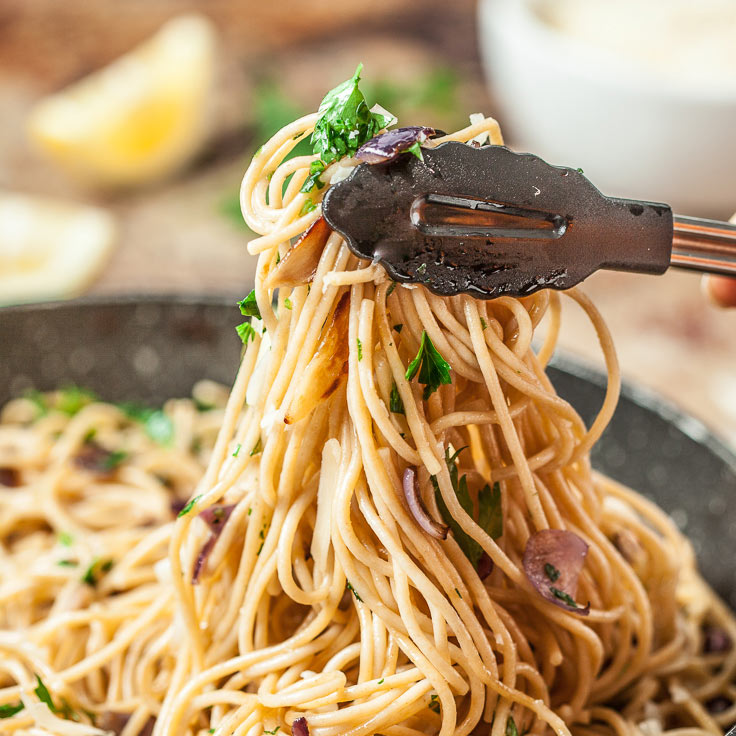 spaghetti alio e oglio in a dish