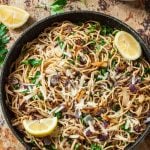 spaghetti alio e oglio in a pan