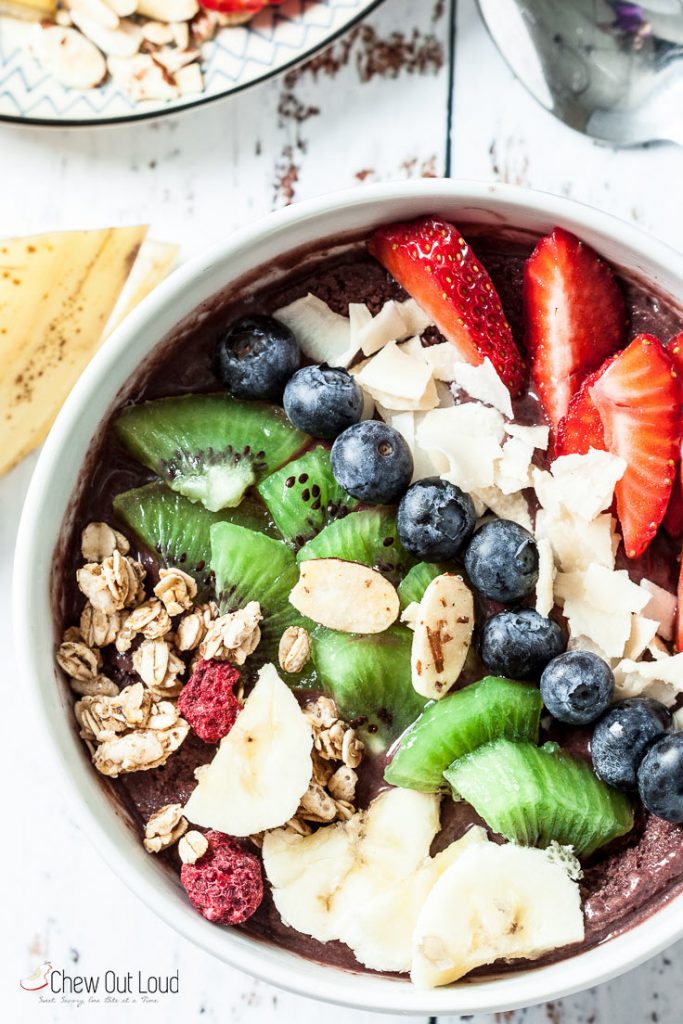 Acai Smoothie Bowl with Berries - Veggie Desserts