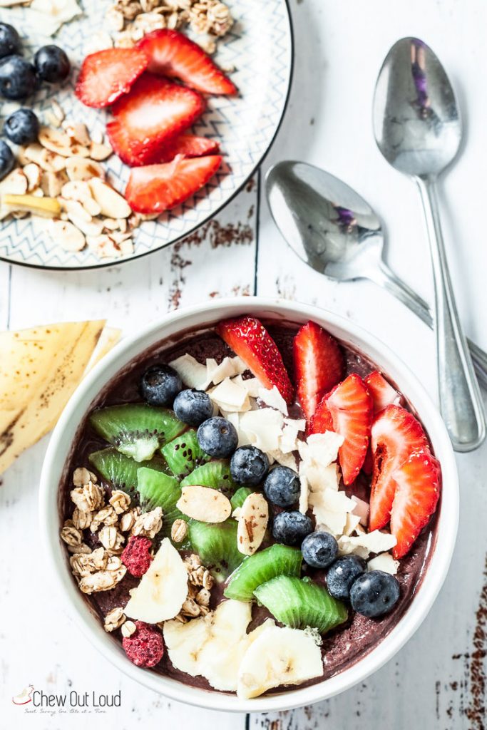 acaí smoothie bowl with berries