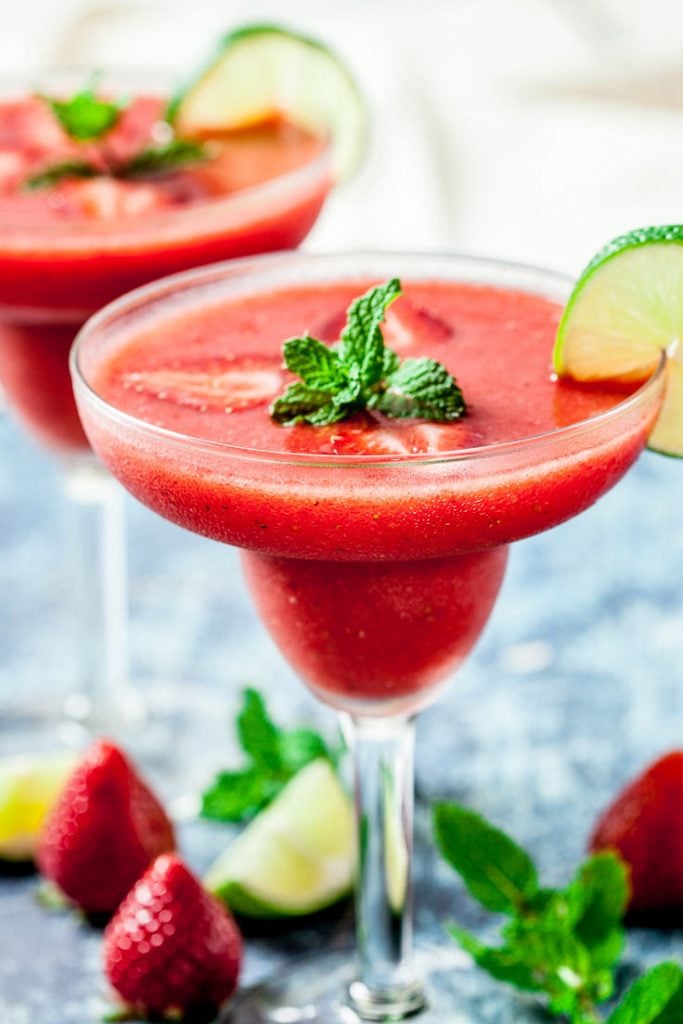 4-Ingredient Strawberry Daiquiri Recipe - Chew Out Loud