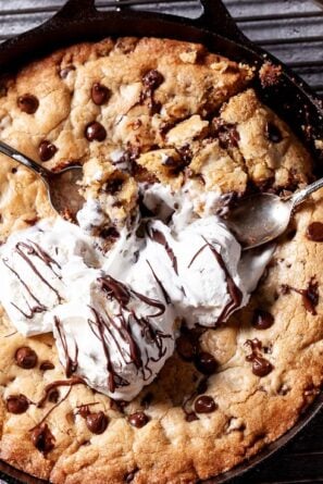 chocolate chip cookie cake, skillet cookie, skillet chocolate chip cookie