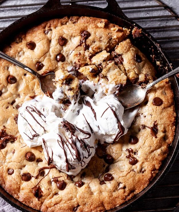 chocolate chip cookie cake, skillet cookie, skillet chocolate chip cookie