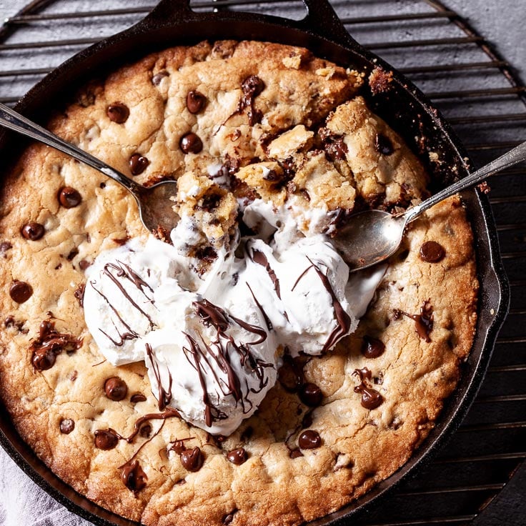 chocolate chip cookie cake, skillet cookie, skillet chocolate chip cookie