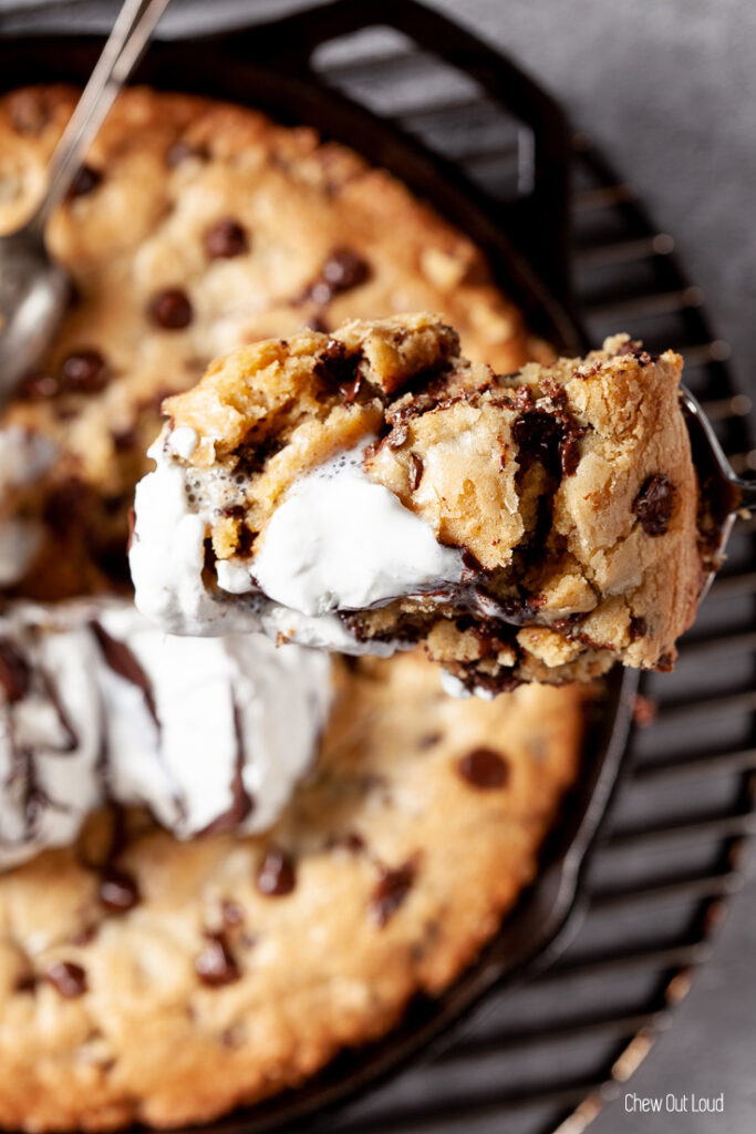 chocolate chip cookie cake, skillet cookie, skillet chocolate chip cookie