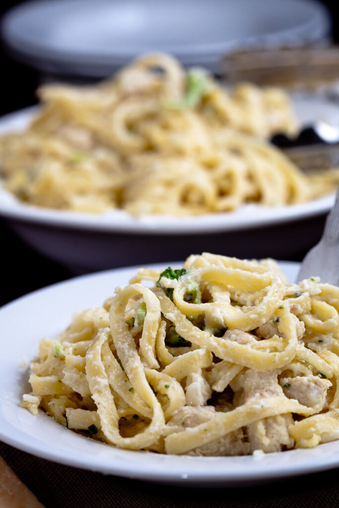 Fettuccini alfredo with chicken and broccoli 