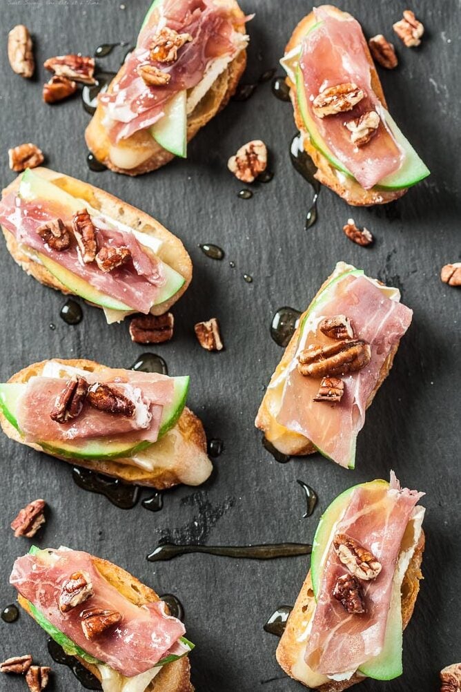 A tray of apple brie prosciutto crostini