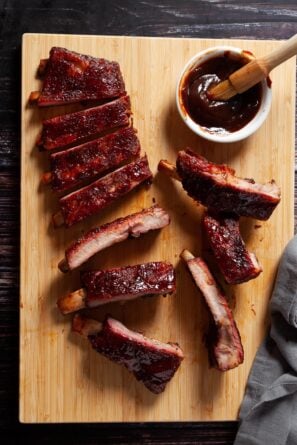 smoked ribs served with sauce