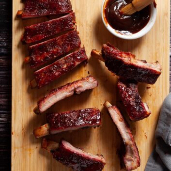 smoked ribs served with sauce