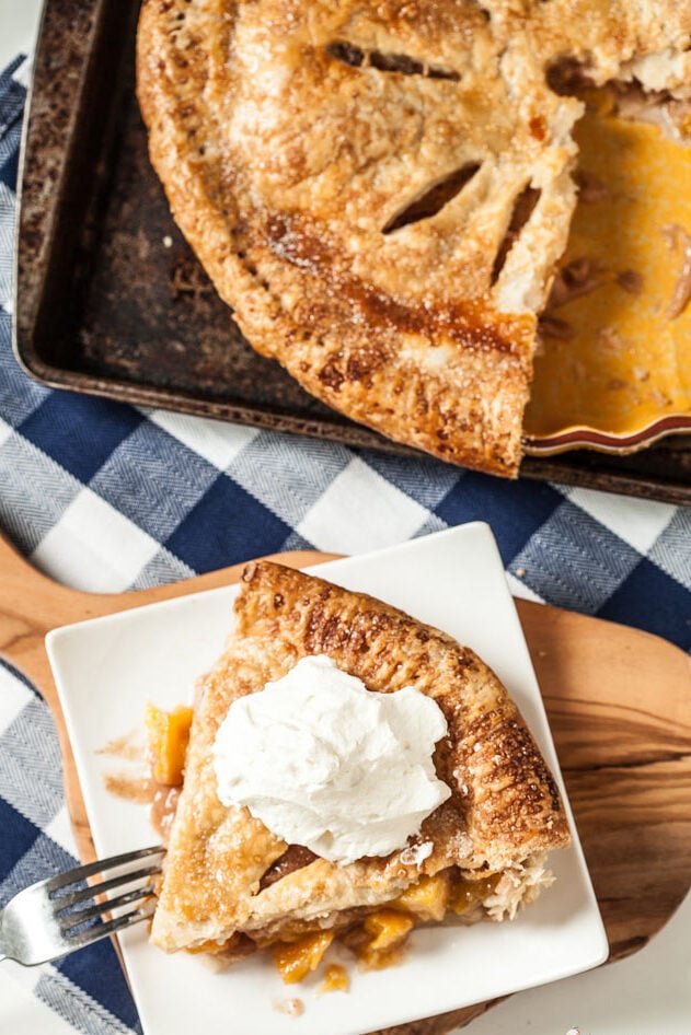 peach pie with ice cream