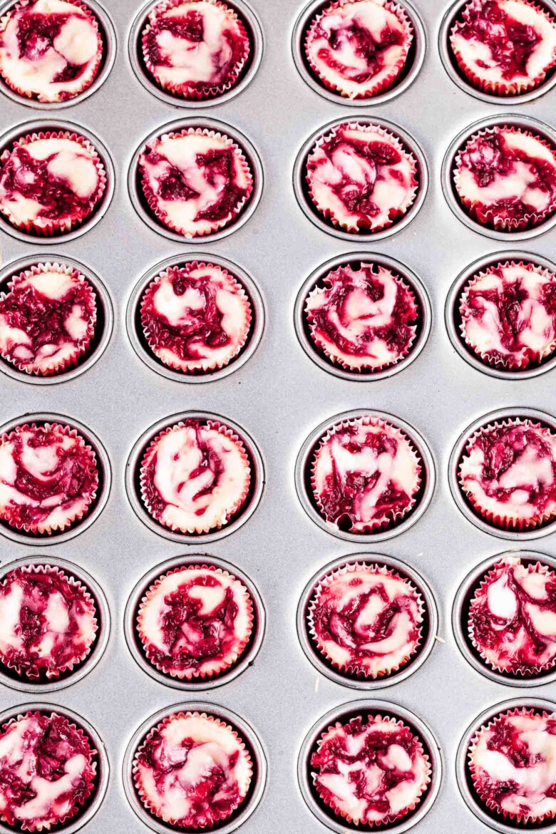 mini cheesecake raspberry in mini tin. 