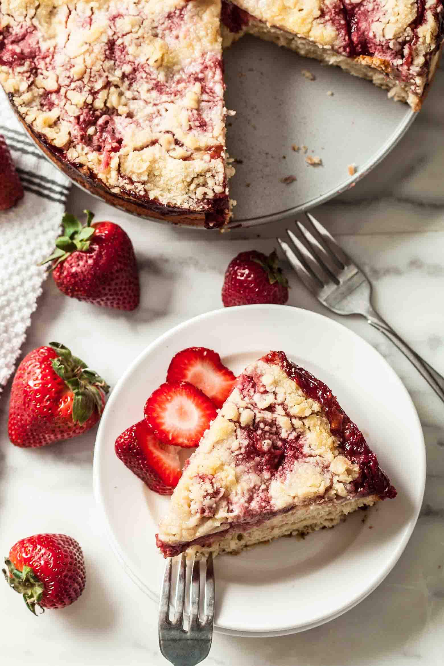 strawberry crumb cake