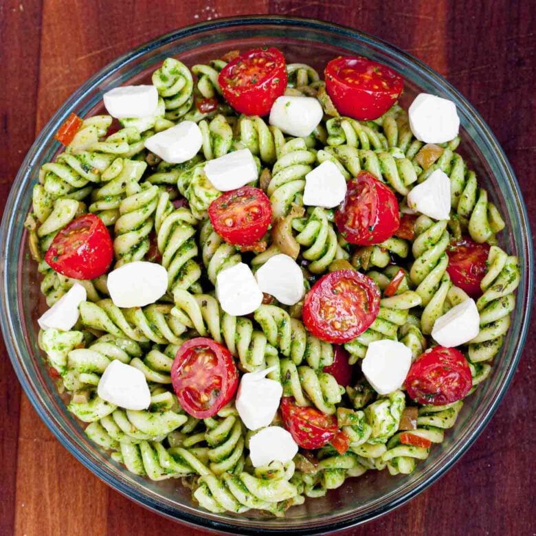 caprese makaronų salotos su mocarela ir pesto.