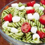 caprese makaronų salotos su mocarela ir pesto.