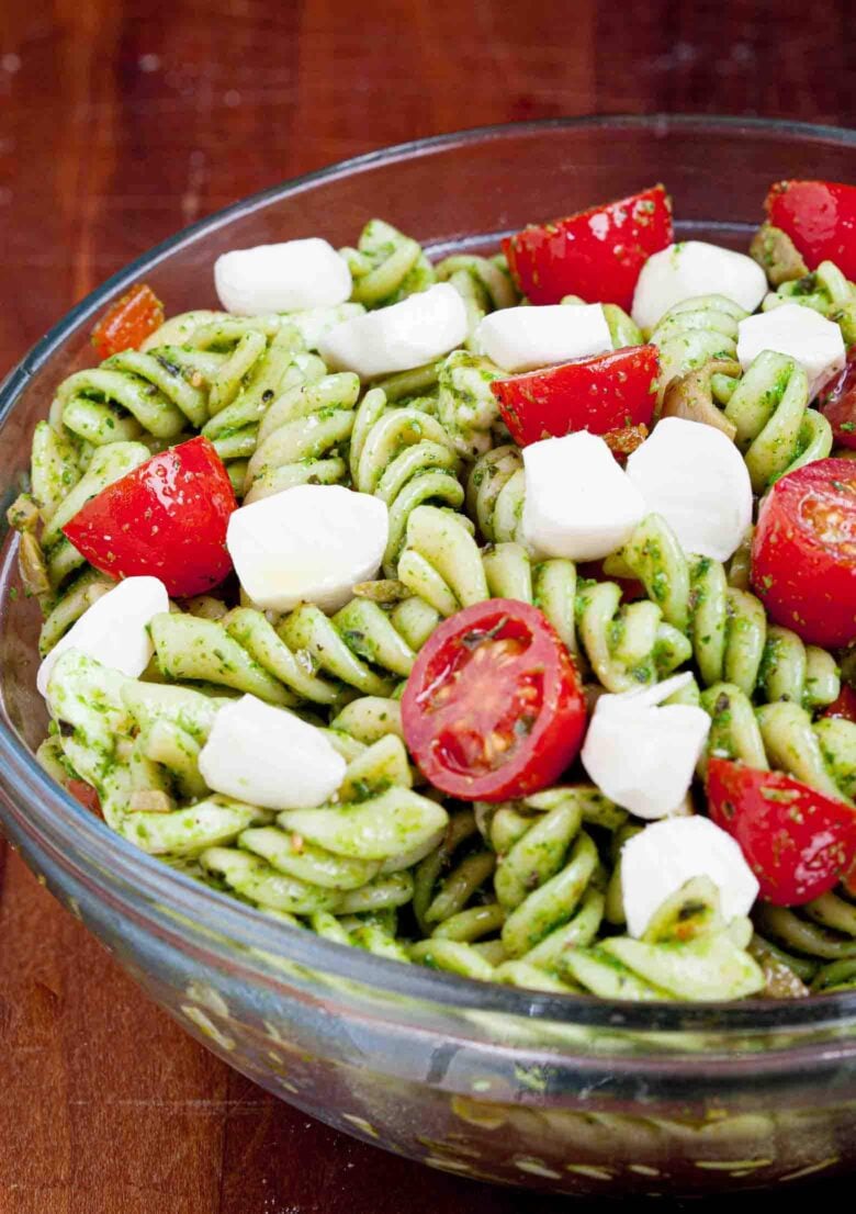 caprese makaronų salotos su mocarela ir pesto.