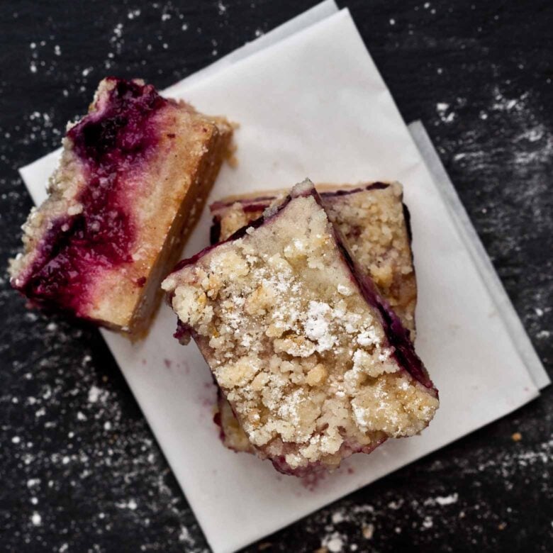 berry crumble bars sliced.