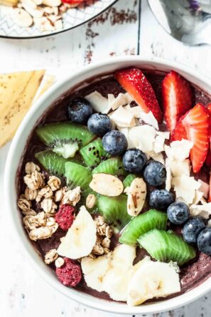 acai bowl with strawberries, blueberries, oats, kiwi, bananas.