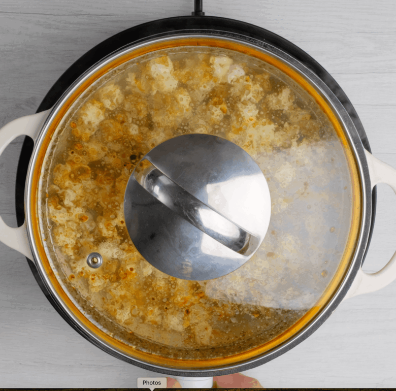 kettle corn popping in pan with lid closed.