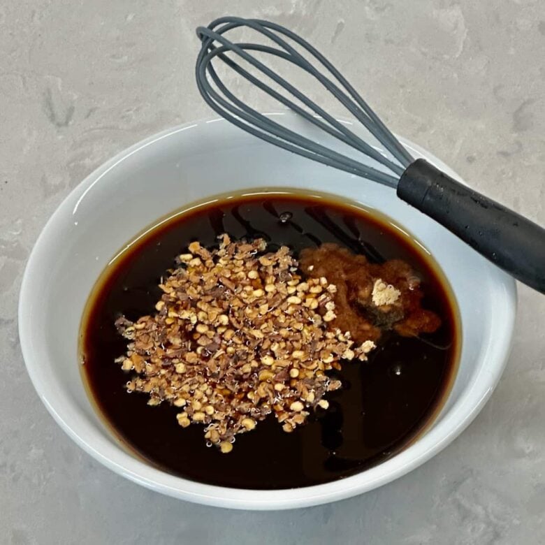Padažo ingredientai suplakami kartu į dubenį, kad pagamintų korėjiečių jautienos dubenėlio receptą.