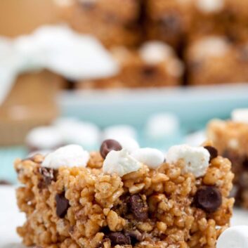 Closeup shot of a peanut butter rice krispie treats bar with mini marshmallows on top and visible chocolate chips.
