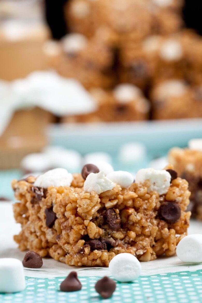 Closeup shot of a peanut butter rice krispie treats bar with mini marshmallows on top and visible chocolate chips.
